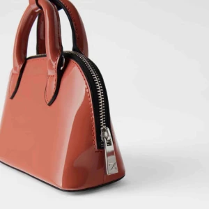  - Jättesnygg väska från zara, aldrig använd. Väskan är i syntetlack💖💖 orginalpris=230kr