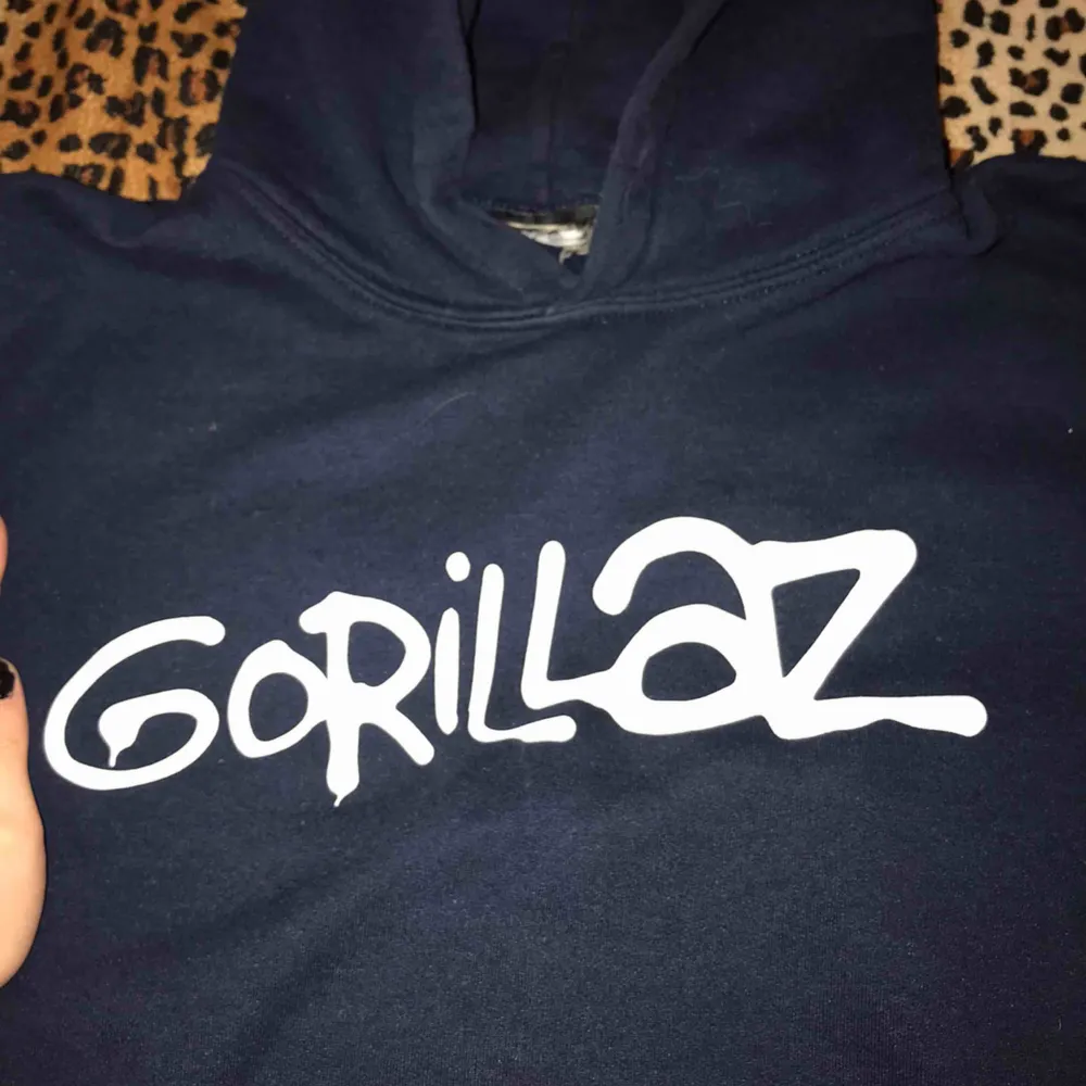 Gorillaz hooodie köpt på deras konsert 2017 ;) Köpte den i storlek M men den har krympt i tvätten och är nu en s ✨🍓möts i slussen/Liljeholmen eller fraktar. Frakt :63kr. Hoodies.