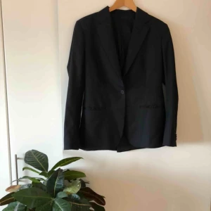  - Kavaj från J.Lindeberg, Fern Wool Cordura. Välanvänd men har minst lika många användningar kvar! Slim passform.