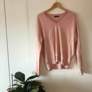  - Puderrosa bomull och silkeströja från J. Lindeberg, Inez Cotton Silk. Sparsamt använd, mycket gott skick!