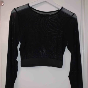  - Svart genomskinlig topp med resårband vid midjan från Carlings. Använd typ 5 gånger och inget fel på den alls.