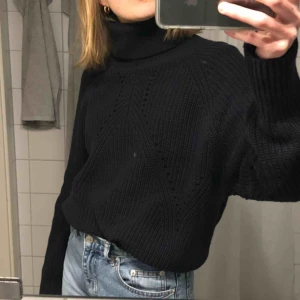  - Mörkblå stickad polo köpt second hand