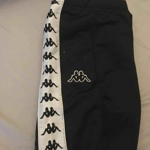  - Kappabyxor köpta på jd. Knappar på sidorna av byxorna som går att knäppa upp! Använda ca 4 gånger, riktigt bra skick.