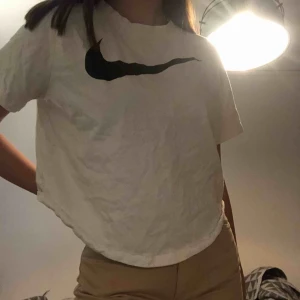 Nike t-shirt - Nike t-Shirt, kan bäras både till vardags samt vid träning. Använd ett fåtal gånger. Sitter lite oversized på mig som är S/M  Möts upp på gullmars eller söder Fraktar då köparen står för frakt