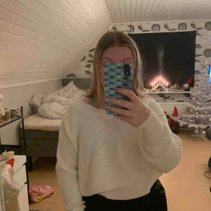  - Säljer denna stickade vringade tröja från Gina! Lite croppad och superfin men inte min stil längre! Använd ett fåtal gånger så den är i bra skick. Frakt tillkommer 💖