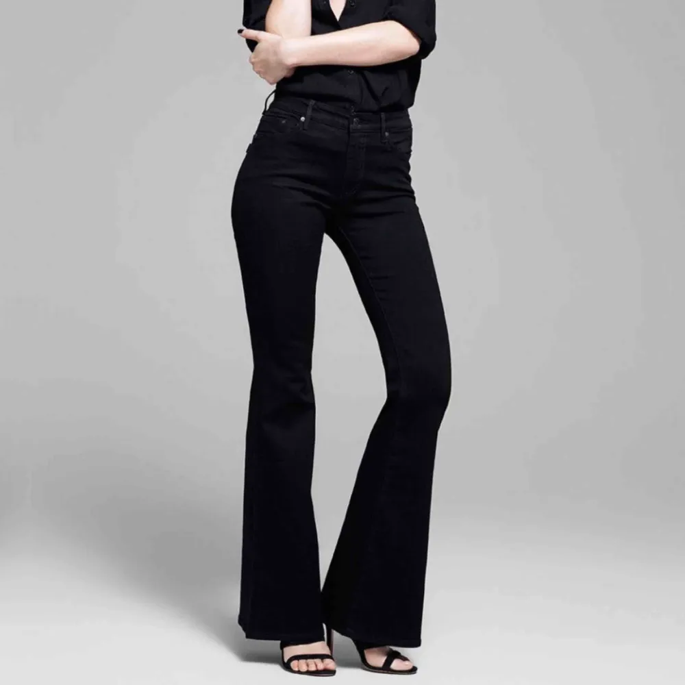 Jeans från Crocker i modellen Pow Flare, har ett litet hål på höger knä. Jeans & Byxor.