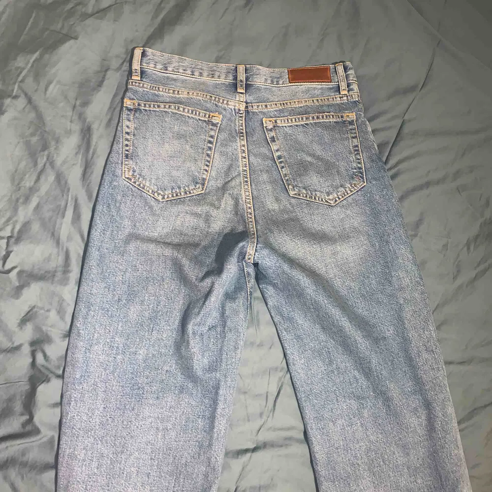Snygga demin jeans från Bik-bok, raka i modellen. Frakt ingår. Jeans & Byxor.