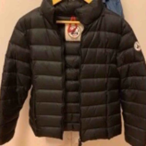  - Stl M passar stl 36-38, köpt för 2300:- nyligen kemtvättad. I den tjockare dunmodellen. Jättefin!