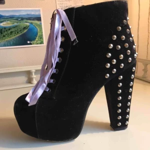  - Skithäftiga, höga nitklackar. Aldrig använda, dock köpta second hand. Storlek 38! 