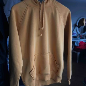  - Hoodie i gult & i storlek XS från Bik Bok. Använd några FÅTAL gånger och är i bra skick!