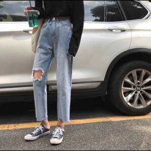  - Light blue straight-cut jeans with two holes one on the side and one on the knee.❌ Size 36 but is a little smaller than they should be. ❌ I’m 173 and they were to short for me so I would recommend them to people who are shorter!