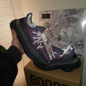  - Yeezy Boost 350 v2 YECHEI. DSWT. Skickar dubbelboxat eller möter i nkpg 