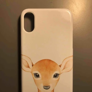  - Mobilskal för IPhone XS/S. • Konstruerad exakt med utskärningar till alla knappar, utgångar och kamera. • Tryck på baksidan och på sidorna. • För IPhone XS/S • Kommer i "förpackning" från butiken där den först är köpt • Alldeles ny, aldrig andvänt