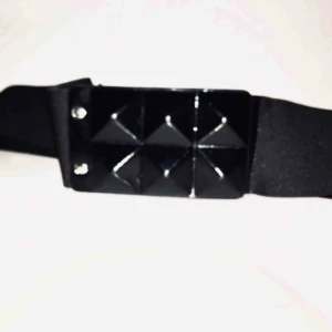  - Jätte snygg skärp som sätts över en klänning eller , bara används som en korsett över en blus / tröja . Säljes pga för stor .