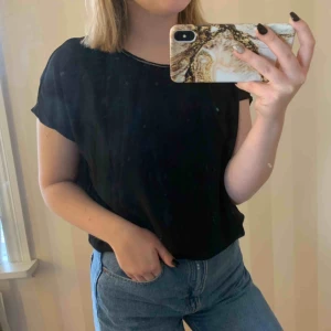  - En superfin svart topp från VM i storlek XS! 🖤 Rymlig & skön topp som passar perfekt både vid festligare tillfällen & vardagliga! ✨ 100% Polyester 