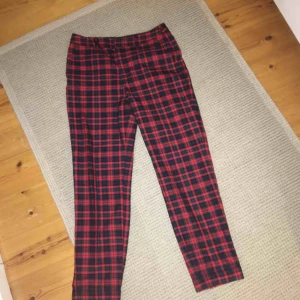  - Jättecoola gröna/röda rutiga byxor!! Det står inte vart de kommer ifrån eller vilken strl de är, men skulle gissa på att de är i strl S eller M 💕 De passar fett bra ihop med ngt svart skärp och svarta boots! Köparen står för frakt 
