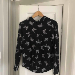  - Jätte skön och tunn skjorta med katter på! Köptes på New Yorker för många år sen men fortfarande i väldigt bra skick