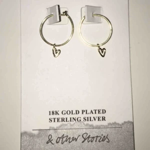  - guldfärgade örhängen från & other stories gjorda i materialet stearins silver same guld :)