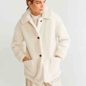  - Vit Teddy jacka från mango  Storlek M  Använd 2 gånger Varm!!