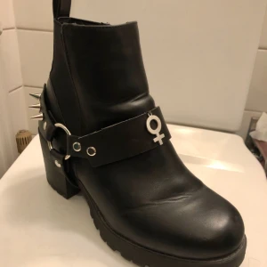  - Här har ni en riktigt schyst bootstrap! Handgjord av mig, går att få med eller utan nitar baktill. Det finns bara tre stycken av denna modell att köpa så det är bara att slå till! 🌸