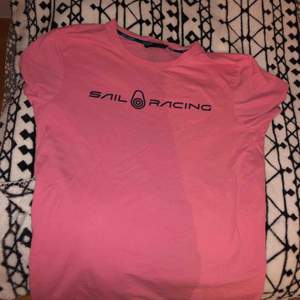 En rosa Sail Racing tröja, inte riktigt min stil men super fin!😊💗 Använt sparsamt!