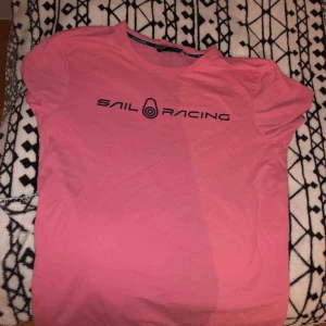  - En rosa Sail Racing tröja, inte riktigt min stil men super fin!😊💗 Använt sparsamt!