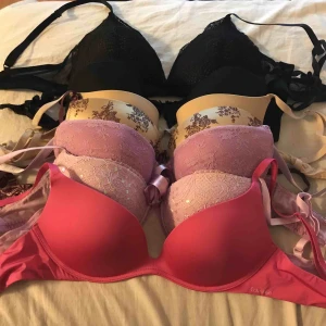  - 7 st bh-ar, 1 utan bygel (svarta längst upp) Köparen står för frakten✨