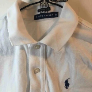  - Aldrig använd piké från Ralp Lauren i storlek S. Säljs för endast 290kr🥰
