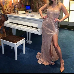 Långkläning  - långklänning ifrån märket DMretro, strl s. Elegant och vacker klänning som jag endast använt en gång. 