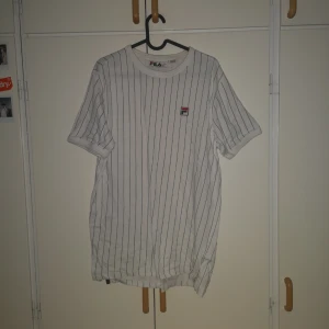  - Randig t-shirt från fila. Inget fel på den men har hellre pengar. Priset kan alltid diskuteras