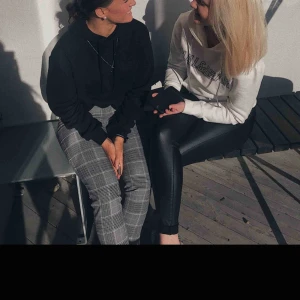  - Säljer mina skönaste och snyggaste kostymbyxor, knappt använda passar till alllt