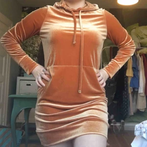  - Cool rostbrun sammetsklänning med luva och stor ficka fram. Passar perfekt i längd för mig som är 160 men kan även användas av längre beroende på var man vill att den ska sluta. Köparen betalar frakt, annars möts vi upp i Lund.