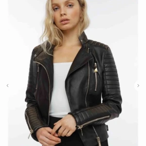  - Använd men i mycket gott skick. Passar även 34.