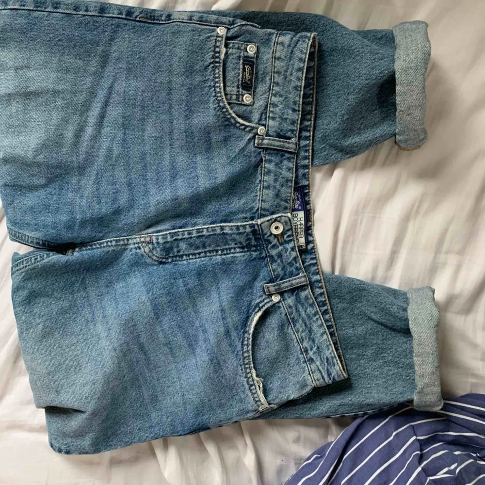 förlåt för dåååliga bilder, men är för stora för mig :( boyfriend jeans med assnyggt slitna knän!! . Jeans & Byxor.