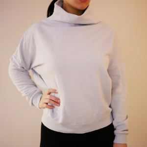  - Ljusblå tröja med hög krage. Använd några gånger men den är i jättefint skick! 