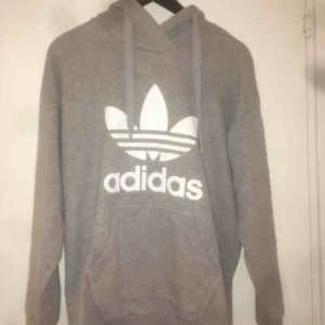  - Oversize adidas hoodie ljusgrå