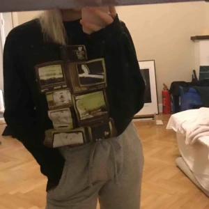  - Super snygg sweater från Warp. Köpt på secondhand. Köpare står för frakt.