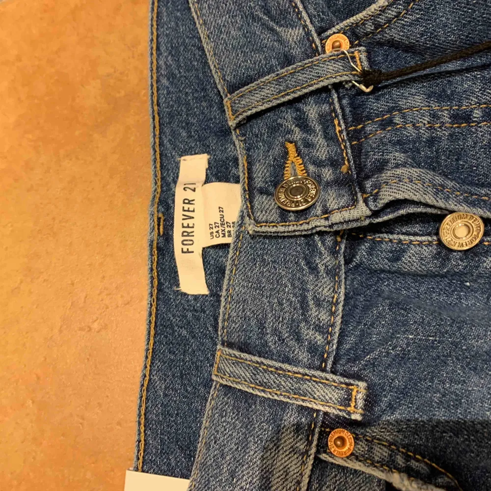 Ett par oanvända jeans från Forever 21. Strl 27, men mer som 25/26.. Jeans & Byxor.