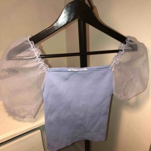  - Superfin ljusblå topp från zara. Lappen är klippt men tröjan är aldrig använd, så i nyskick! Säljer för 200kr inklusive frakt, nypris 499. Kontakta mig för fler bilder:)