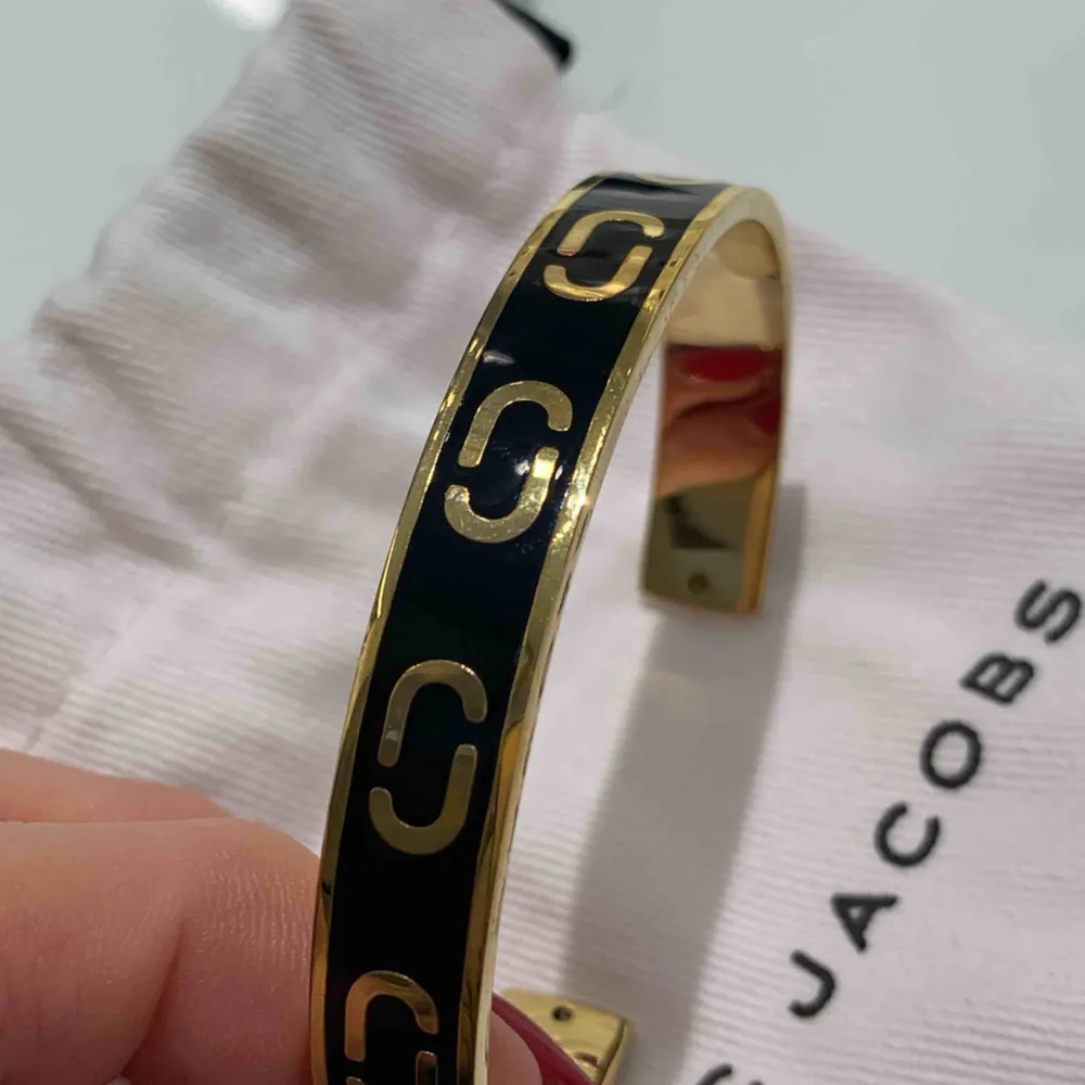 Oanvänt armband från Marc Jacobs 💜. Accessoarer.