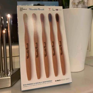  - 5 pack bambu tandborstar. perfekt julklapp!  tandborstarna är veganska, miljövänliga och inte testade på djur 🐷🐮🦊🐶🦊🐻🐱🐦🐻🦅🐷🦆🐗🐭🦅🦉🐤🐦