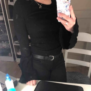  - Säljer en trumpet ärmad ribbad tröja från Ginatricot  Ingen skada eller fläck Köparen står för frakten:)