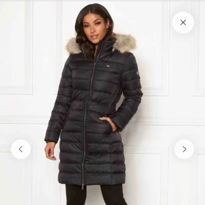  - Äkta tommy hilfiger dam vinterjacka ❄️ Stl Large👌🏼 Använd en vinter, inga skador eller nått❄️ Nypris : 2899kr ✅ Frakt bjuder jag på ☺️