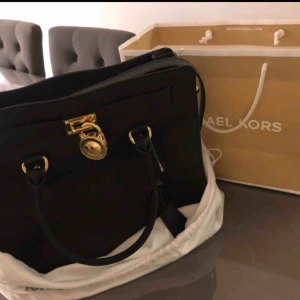  - Michael Kors väska, helt ny. Pris 1500kr 💫
