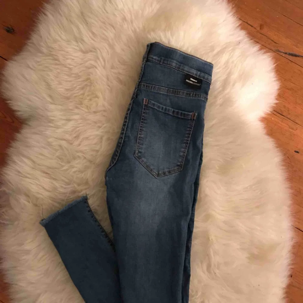 skitfina och sköna jeans från dr denim i modellen plenty, den mjukaste modellen samt stretchiga, högmidjade 🥰 kan fraktas och finns på fler sidor. Jeans & Byxor.