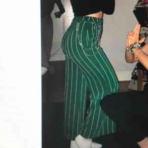  - Gröna med vita ränder kostymbyxor! Skulle säga st S men går på mig (M), bra skick!