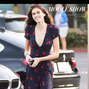  - Supersöt klänning med körsbär och snören i midjan, lite urringning 🥰🍒🍒 Kan frakta eller mötas i Stockholm🌟