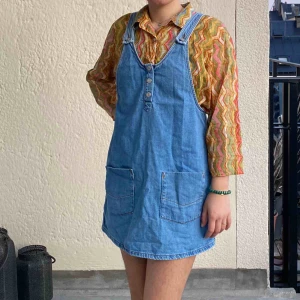  - Super söt jeansklänning som går att styla på olika sätt! Kan mötas på söder annars står köparen för frakt💕