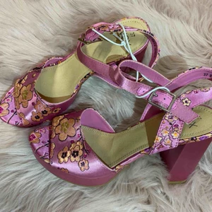  - Blommiga klackar väldigt fint skick.  Oanvänd och säljer pågrund av fel storlek.  Frakt förekommer eller / mötas upp.  