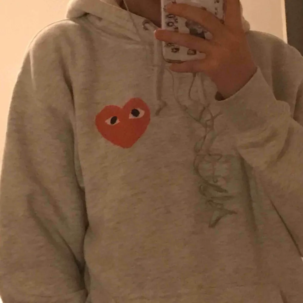 Asnajs hoodie med liknande commes ses garcons tryck! I perfekt skick och så bekväm<3 har sån fin passform. tveka inte att fråga!. Hoodies.